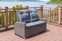 OUTFLEXX Sitzgruppe, Grau, Polyrattan, Tisch 200x95cm, Spraystone, 6mm, 2-Sitzer + 2 Sessel + Hocker 32 OUTFLEXX Sitzgruppe, Grau, Polyrattan, Tisch 200x95cm, Spraystone, 6mm, 2-Sitzer + 2 Sessel + Hocker -Kettler Verkaufsgeschäft 13 20897.jpg
