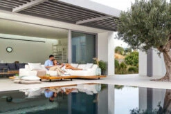 OUTFLEXX Icon Ecklounge, Natte/natur, Alu/Teak/Sunbrella, 4-5 Personen, Inkl. Loungetisch, Seitenablage Aus Teak 25 OUTFLEXX Icon Ecklounge, Natte/natur, Alu/Teak/Sunbrella, 4-5 Personen, Inkl. Loungetisch, Seitenablage Aus Teak -Kettler Verkaufsgeschäft 23403 13.jpg