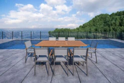 VILLANA Esstischgarnitur, Anthrazit/grau, Alu/ FSC-Akazienholz, Ausziehtisch 150/200 Cm, 8 Stapelstühle -Kettler Verkaufsgeschäft 23911 CGI 02.jpg