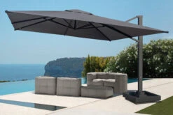 OUTFLEXX Ultimate XL Ampelschirm, Anthrazit/grau, Alu/Spuncrylic®, 450x450cm, Inkl. Befüllbarem Schirmständer 16 OUTFLEXX Ultimate XL Ampelschirm, Anthrazit/grau, Alu/Spuncrylic®, 450x450cm, Inkl. Befüllbarem Schirmständer -Kettler Verkaufsgeschäft 8 20367.jpg